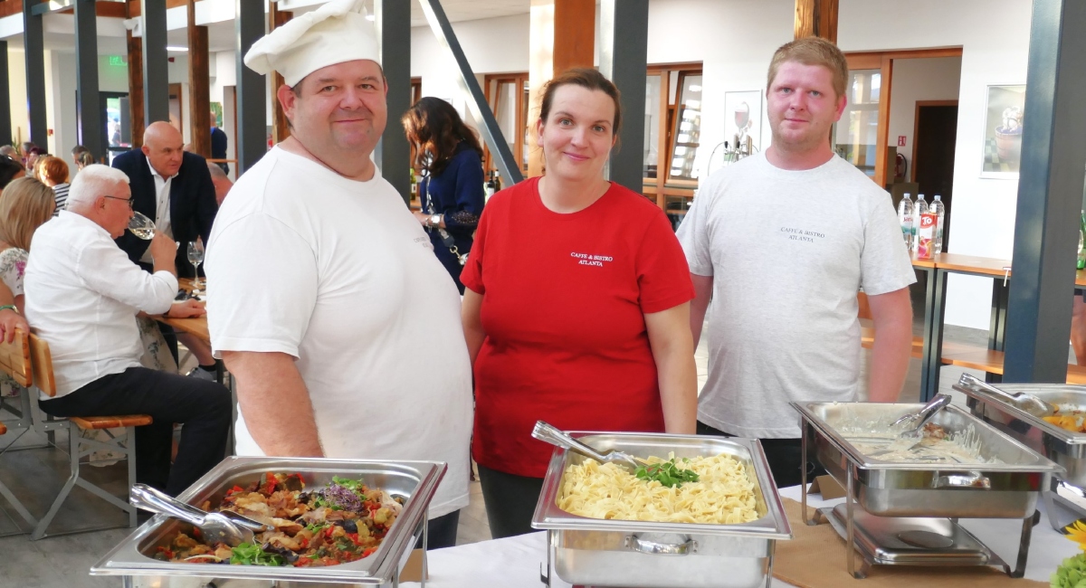 Bračni par Martina i Kiki znaju kako se spravljaju vrhunske delicije i domaća jela! Bračni par Martina i Kiki znaju kako se spravljaju vrhunske delicije i domaća jela!
