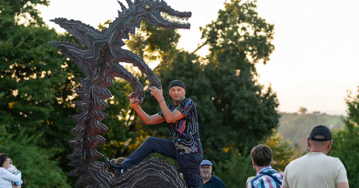 U Zmajevom vrtu Lupino predstavio zadivljujuću skulpturu zmaja koja teži pola tone U Zmajevom vrtu Lupino predstavio zadivljujuću skulpturu zmaja koja teži pola tone