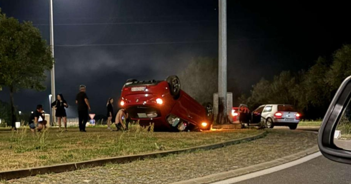 Pijan ludovao pa u Nedelišću završio s autom na krovu! Pijan ludovao pa u Nedelišću završio s autom na krovu!