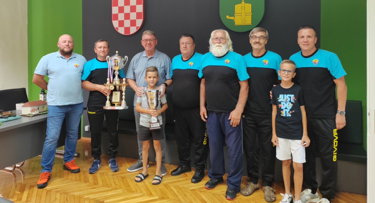 Gradonačelnik Dražen Srpak ugostio seniore ŠRD Mura, ekipne pobjednike i prvake Hrvatske u lovu ribe udicom na plovak Gradonačelnik Dražen Srpak ugostio seniore ŠRD Mura, ekipne pobjednike i prvake Hrvatske u lovu ribe udicom na plovak