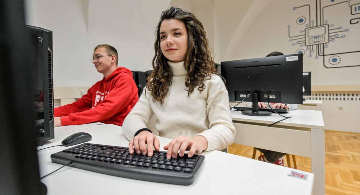 Upisi na sveučilišne prijediplomske studije FOI-ja kreću online od 18. srpnja Upisi na sveučilišne prijediplomske studije FOI-ja kreću online od 18. srpnja