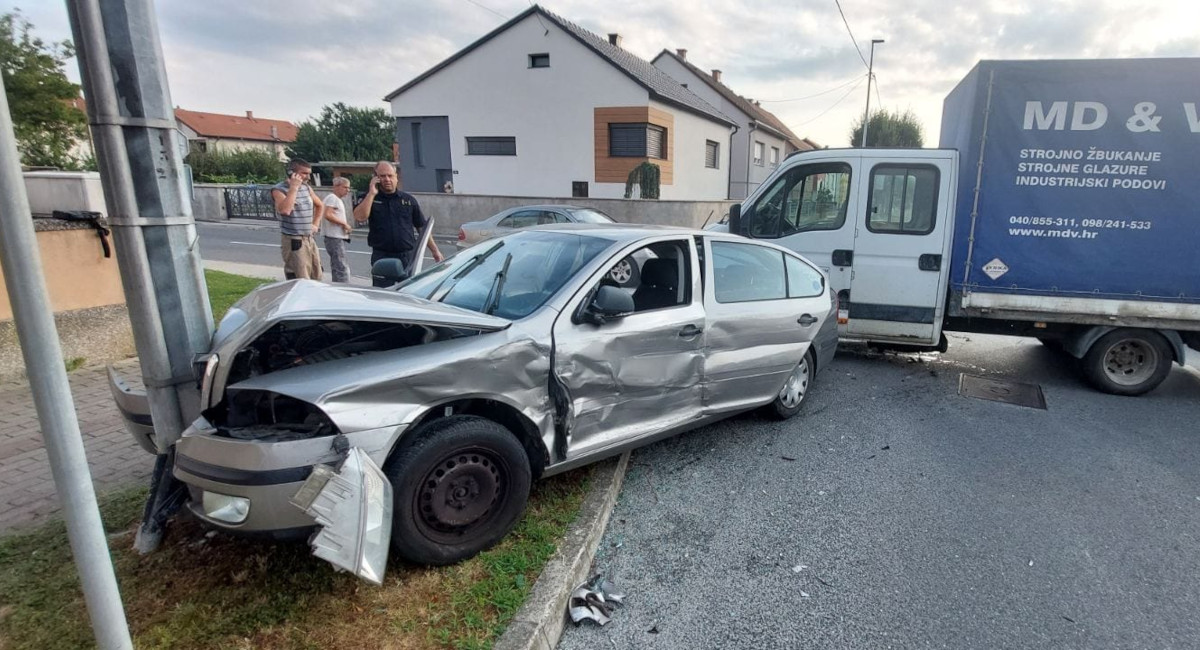 FOTO U Čakovcu se sudarila dva vozila, ozlijeđena je jedna osoba FOTO U Čakovcu se sudarila dva vozila, ozlijeđena je jedna osoba