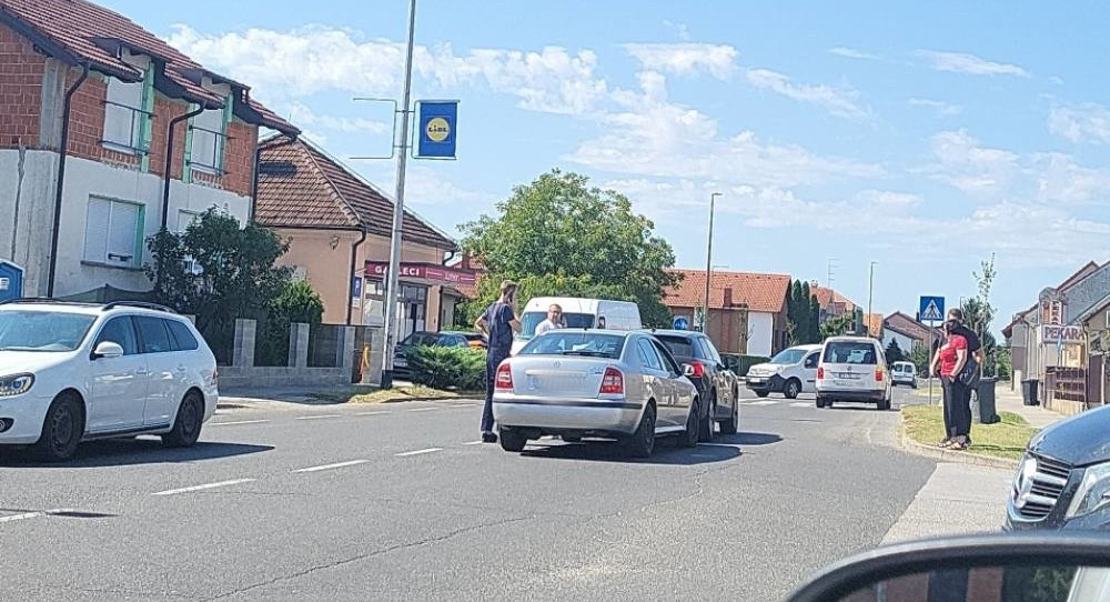 FOTO Kod nadvožnjaka u Čakovcu su se sudarila dva vozila FOTO Kod nadvožnjaka u Čakovcu su se sudarila dva vozila