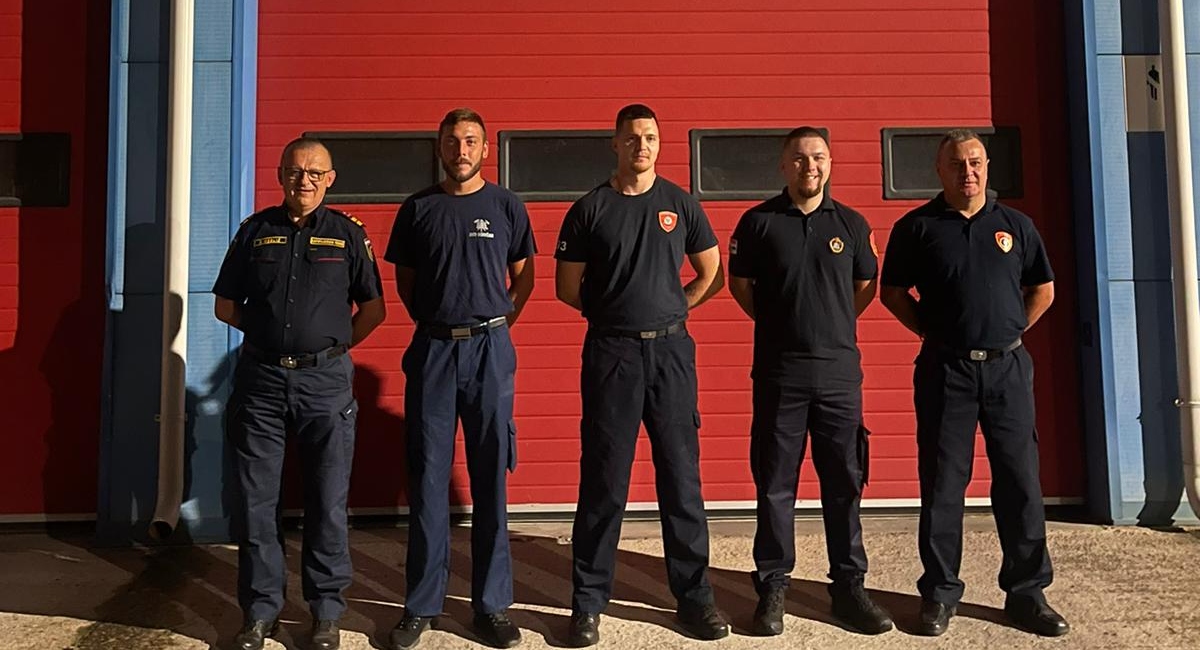 Četvorica vatrogasaca ispraćena na dislokaciju u Bol na Braču Četvorica vatrogasaca ispraćena na dislokaciju u Bol na Braču