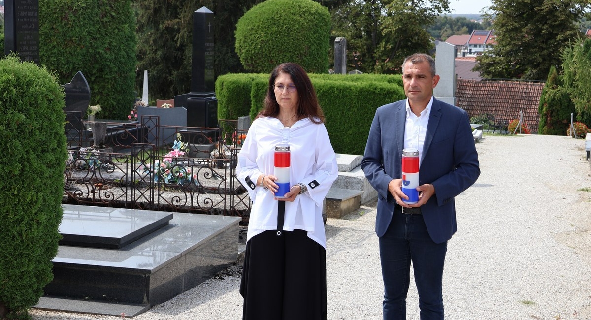 Župan i gradonačelnica Čakovca odali počast žrtvama Župan i gradonačelnica Čakovca odali počast žrtvama