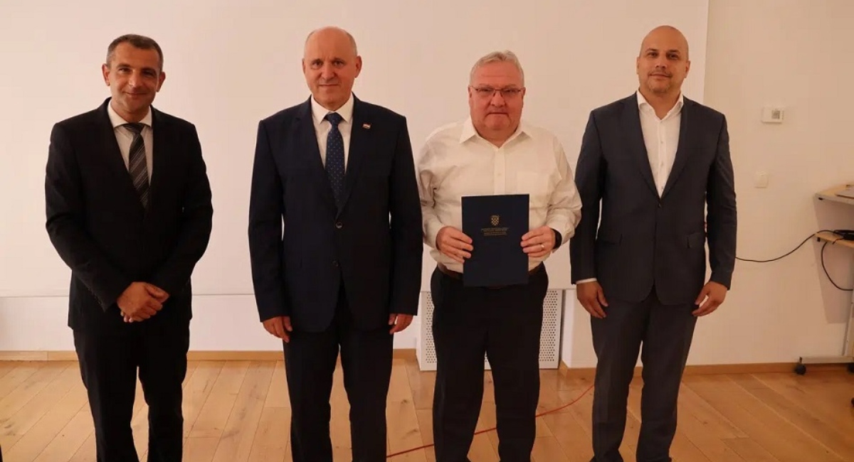 Gradonačelniku Kolareku uručen Ugovor za izradu prostornog plana nove generacije Gradonačelniku Kolareku uručen Ugovor za izradu prostornog plana nove generacije