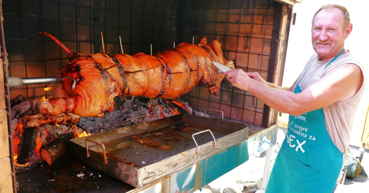 To nije bio običan odojak, nego prase od 50 kila, to nije bio obrok, nego praznik za gurmanska nepca! To nije bio običan odojak, nego prase od 50 kila, to nije bio obrok, nego praznik za gurmanska nepca!