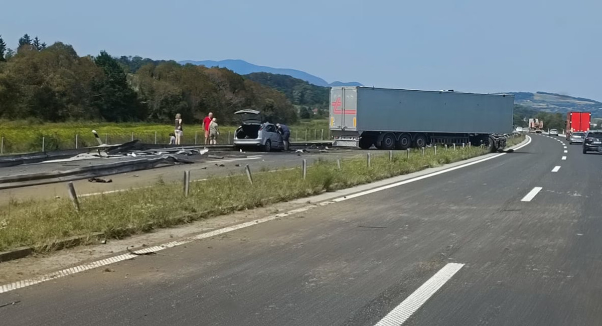 Kamion probio ogradu i prešao u drugi smjer, ozlijeđene su četiri osobe Kamion probio ogradu i prešao u drugi smjer, ozlijeđene su četiri osobe