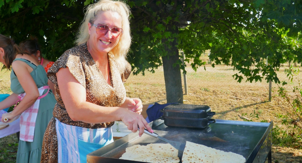 Samo žene iz Stanetinca znaju kako se peku mlinci “z zobelom”! Dobar tek! Samo žene iz Stanetinca znaju kako se peku mlinci “z zobelom”! Dobar tek!