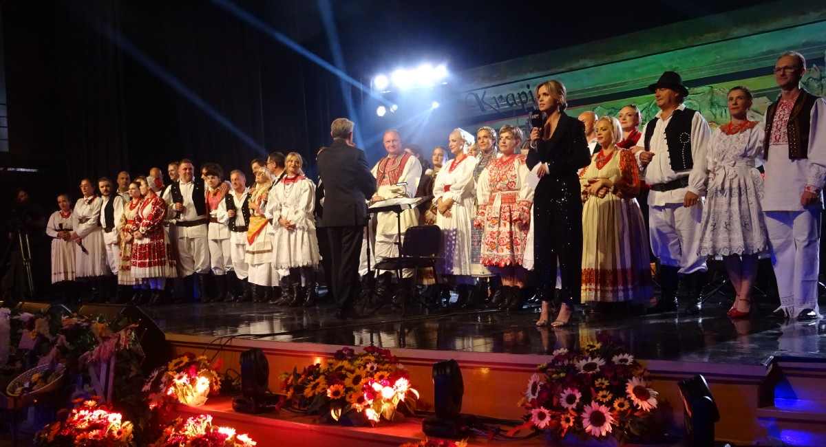 Koncert u Krapini oduševio legendarnim hitovima i novim interpretacijama Koncert u Krapini oduševio legendarnim hitovima i novim interpretacijama