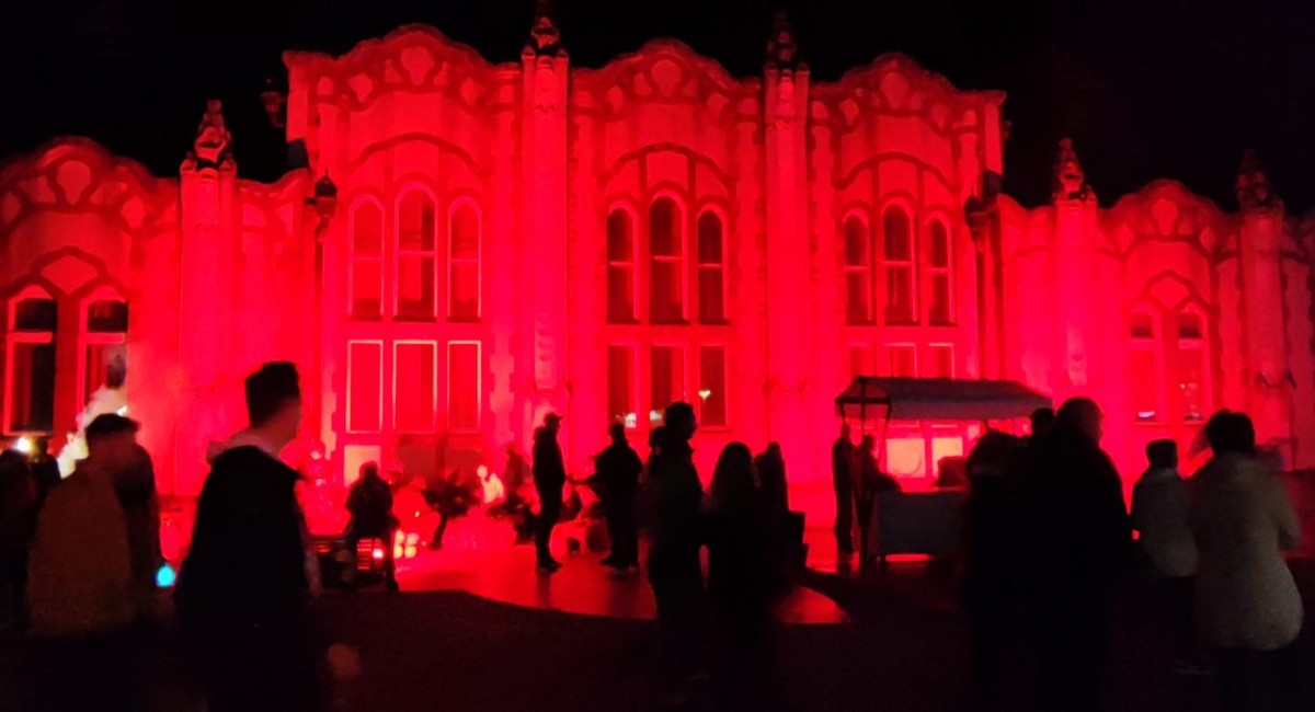 Povodom Svjetskog dana srca Dom sindikata osvijetljen crvenom bojom Povodom Svjetskog dana srca Dom sindikata osvijetljen crvenom bojom