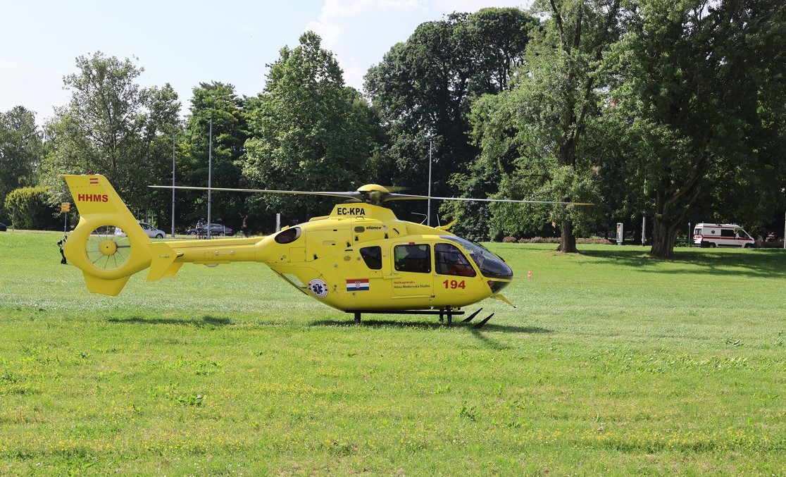 Žuti helikopter malo prije mraka sletio na nogometno igralište i u Zagreb odvezao ozlijeđeno dijete! Žuti helikopter malo prije mraka sletio na nogometno igralište i u Zagreb odvezao ozlijeđeno dijete!