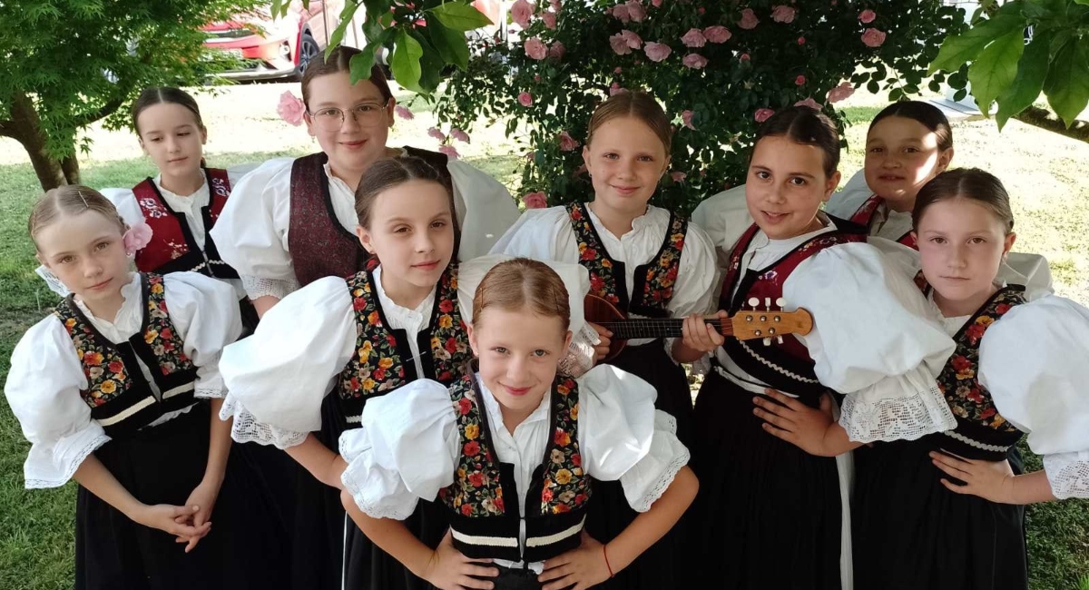 Mali Donjovidovčani na Dječjim Vinkovačkim jesenima 2024. Mali Donjovidovčani na Dječjim Vinkovačkim jesenima 2024.