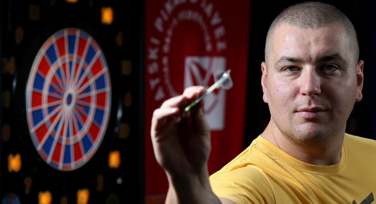 Genijalni Hrvat napravio čudo; pobijedio najveću pikado zvijezdu i viceprvaka svijeta Genijalni Hrvat napravio čudo; pobijedio najveću pikado zvijezdu i viceprvaka svijeta