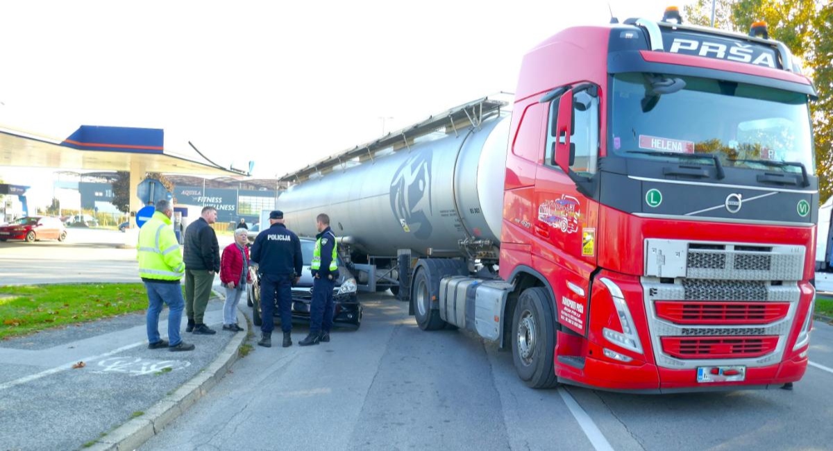 Tegljač-cisterna prignječio osobno vozilo kod benzine crpke Ine u Čakovcu! Tegljač-cisterna prignječio osobno vozilo kod benzine crpke Ine u Čakovcu!