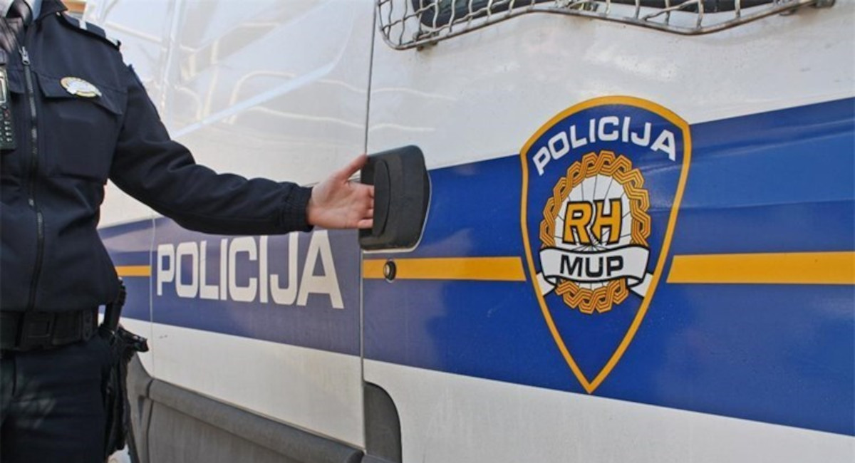 Trojica muškaraca pokušala spriječiti policijske službenike u privođenju 25-godišnjaka Trojica muškaraca pokušala spriječiti policijske službenike u privođenju 25-godišnjaka