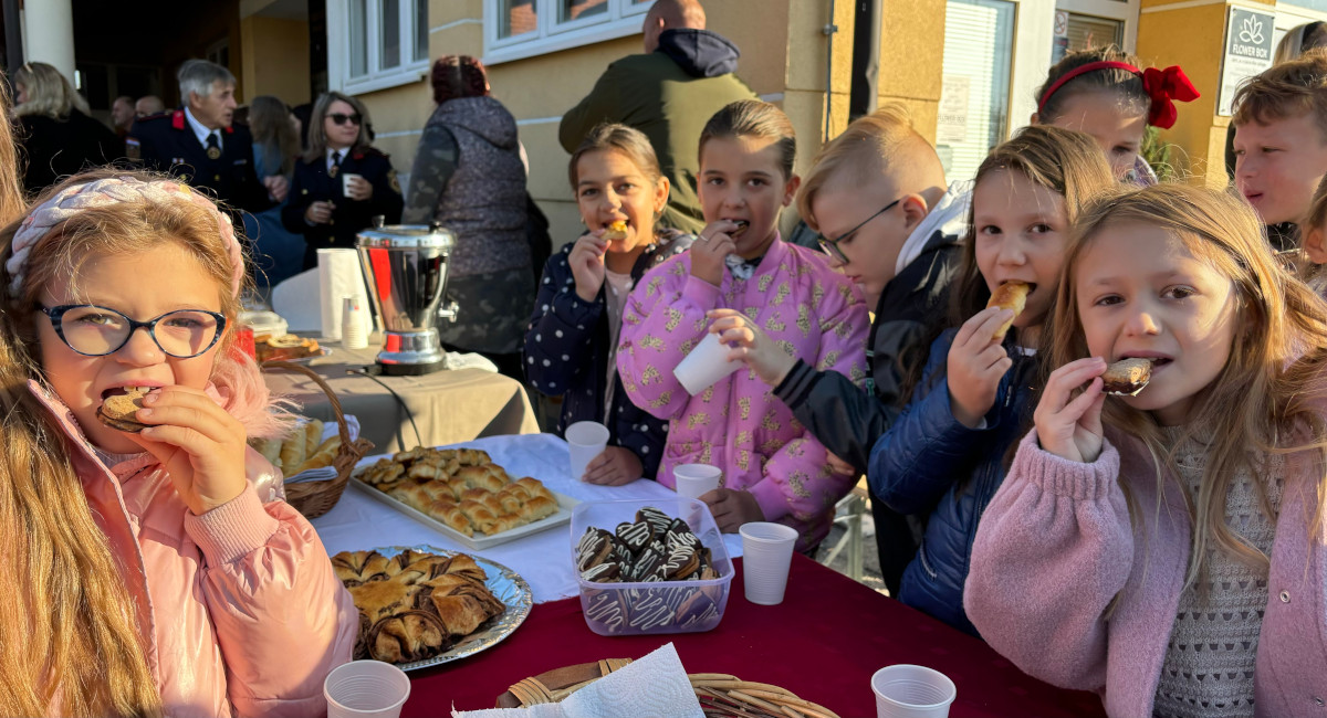 Bez iznimke, štandu je doprinio svaki učenik Bez iznimke, štandu je doprinio svaki učenik