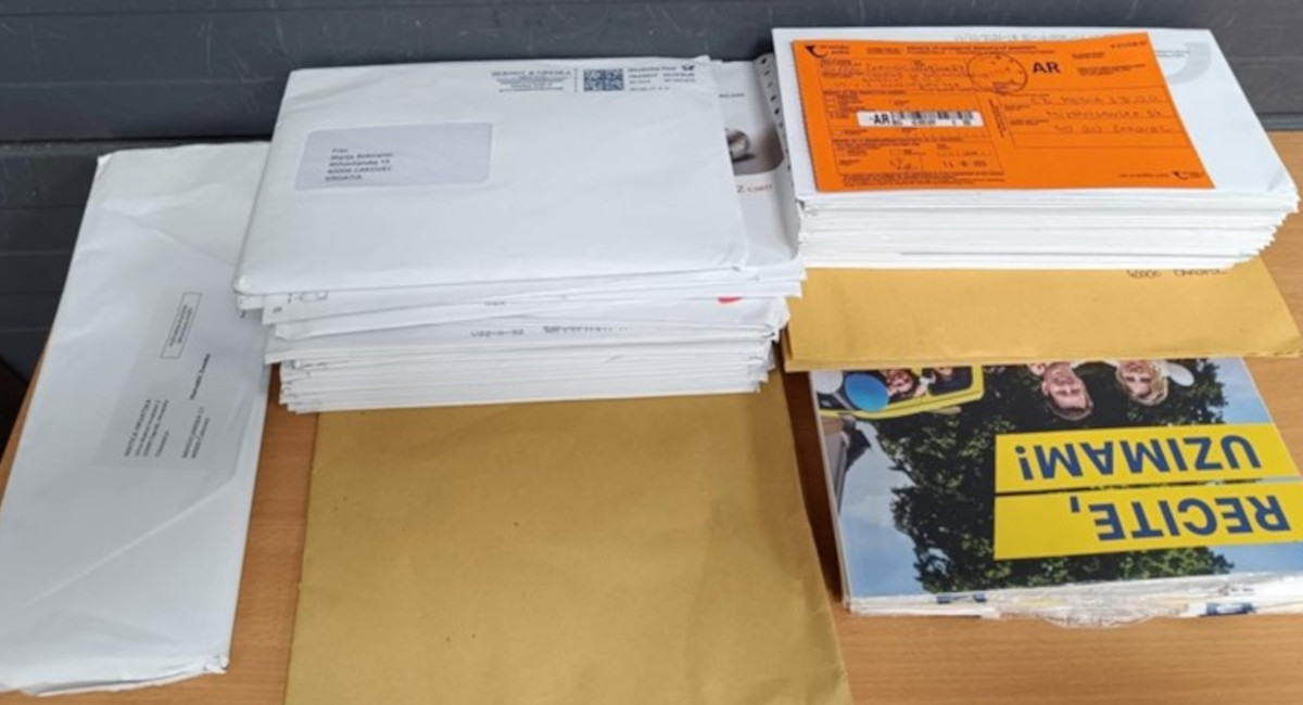 Žena u smeću u Čakovcu našla nedostavljena pisma. Pošta: Poštar ih je bacio Žena u smeću u Čakovcu našla nedostavljena pisma. Pošta: Poštar ih je bacio