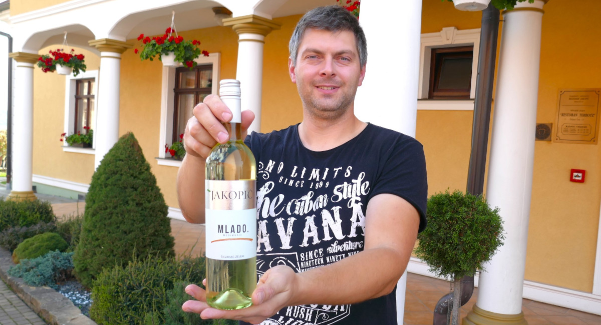 Filip Jakopić nije skrivao radost kad je točio prvu čašu ovogodišnjeg zelenog silvanca! Kušajte, znat ćete i zašto!? Filip Jakopić nije skrivao radost kad je točio prvu čašu ovogodišnjeg zelenog silvanca! Kušajte, znat ćete i zašto!?