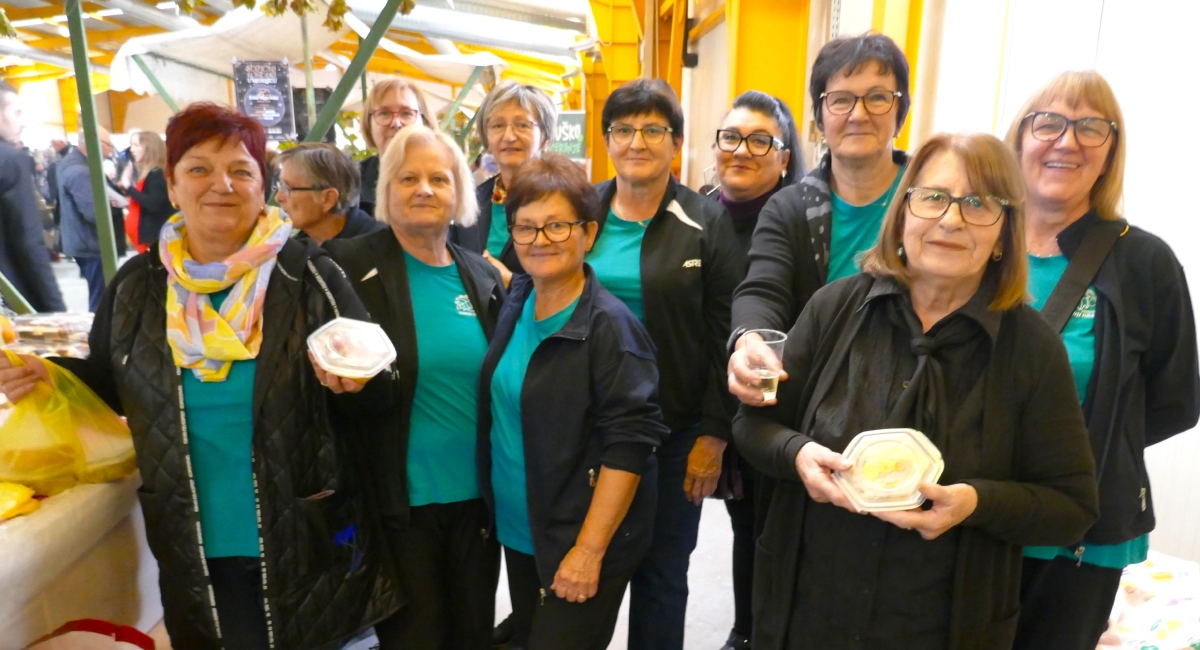 Kad žene iz Gornjeg Hrašćana kuhaju hladnetinu, ližu se prsti! Kad žene iz Gornjeg Hrašćana kuhaju hladnetinu, ližu se prsti!