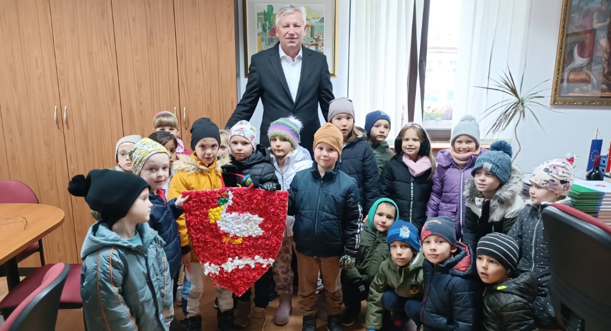 Mališani iz vrtića “Smješko” darovali načelniku mozaik grba Općine Mališani iz vrtića “Smješko” darovali načelniku mozaik grba Općine
