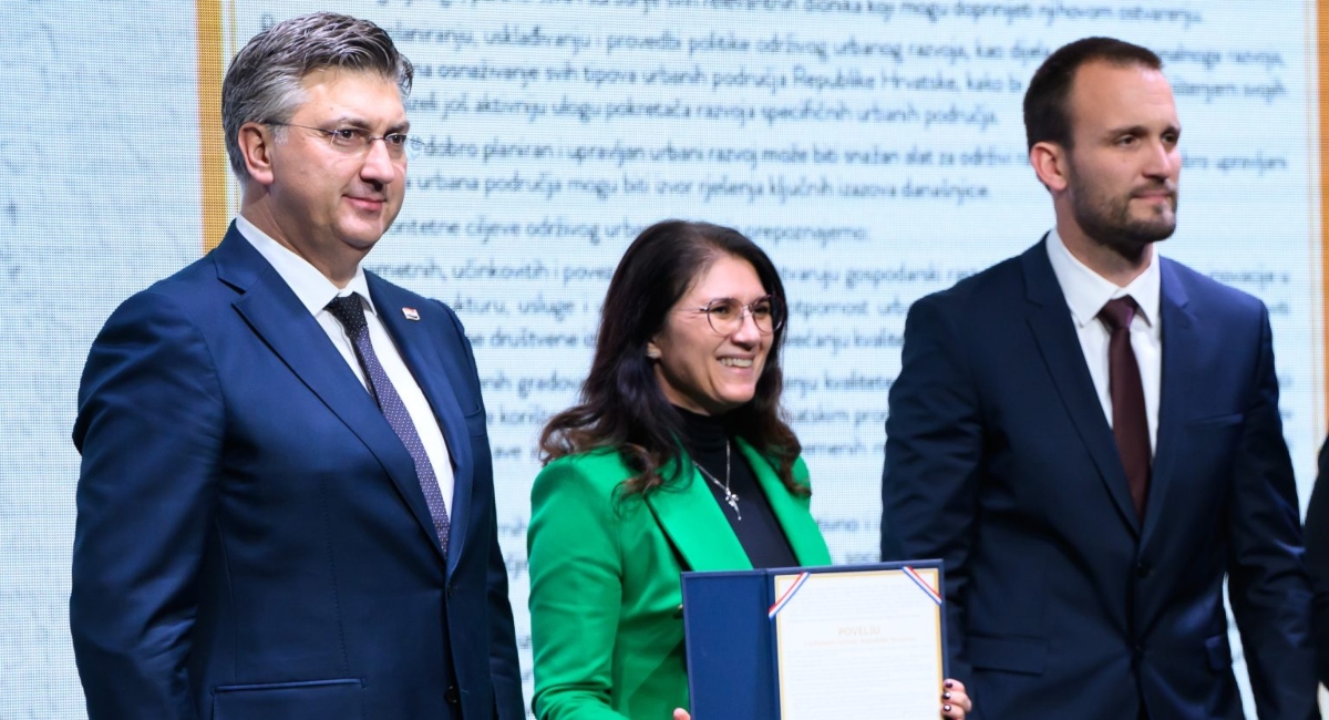 Gradonačelnici Ljerki Cividini uručena Povelja o urbanom razvoju RH Gradonačelnici Ljerki Cividini uručena Povelja o urbanom razvoju RH