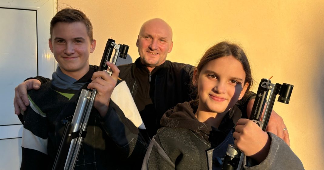 Obitelj Živko iz Vučetinca ima četiri “oka sokolova,” kćeri Evu i Klaru te sinove Luku i Gabrijela Obitelj Živko iz Vučetinca ima četiri “oka sokolova,” kćeri Evu i Klaru te sinove Luku i Gabrijela