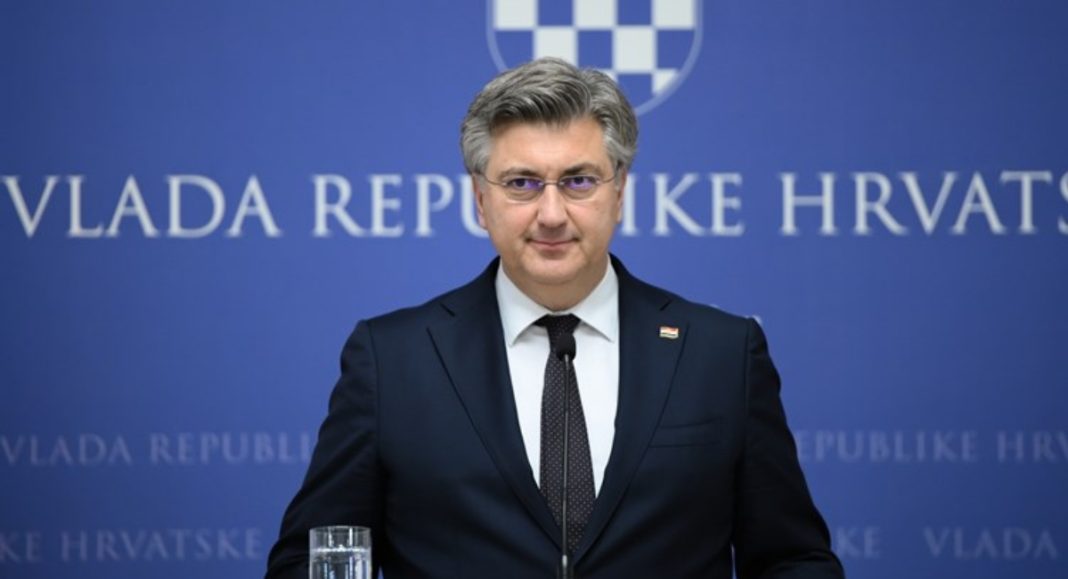 Uoči Božića 80 eura za sve hrvatske umirovljenike, njih više od 1,2 milijuna Uoči Božića 80 eura za sve hrvatske umirovljenike, njih više od 1,2 milijuna