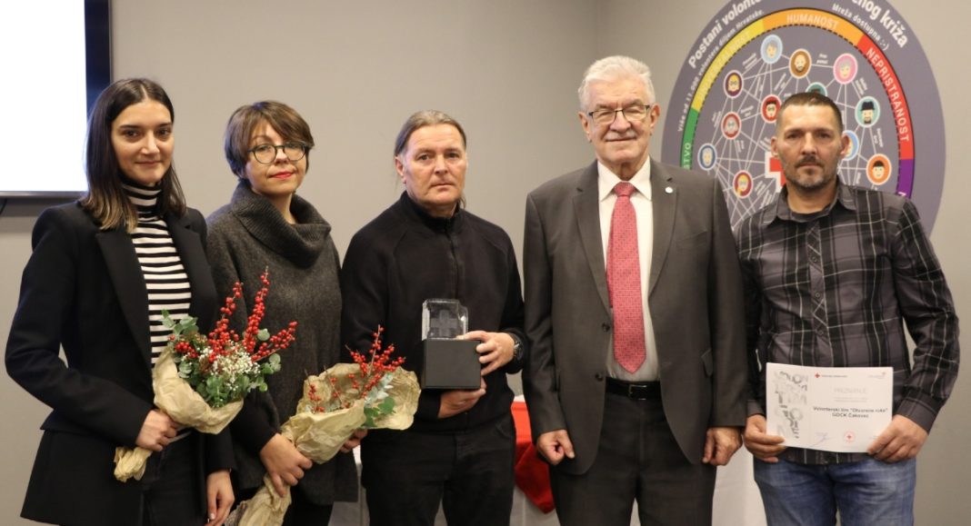 Nagrada za volonterski tim godine pripala timu “Otvorene ruke” Nagrada za volonterski tim godine pripala timu “Otvorene ruke”