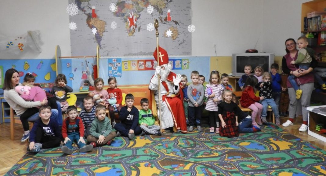 FOTO Sveti Nikola i krampusi razveselili mališane u Štrigovi FOTO Sveti Nikola i krampusi razveselili mališane u Štrigovi