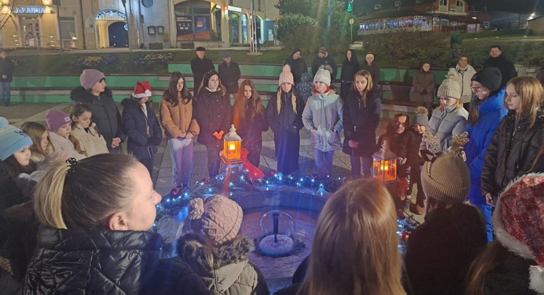 FOTO U Murskom Središću upaljena druga adventska svijeća FOTO U Murskom Središću upaljena druga adventska svijeća