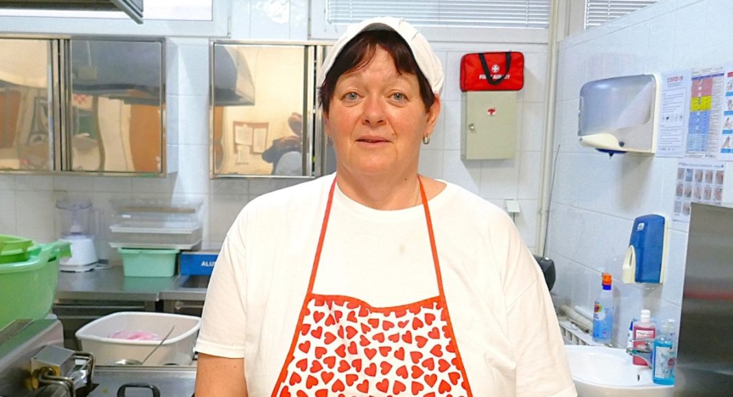 Teta Sonja najbolje kuha, a mljeveno meso i špagete pravi su hit među učenicima! Teta Sonja najbolje kuha, a mljeveno meso i špagete pravi su hit među učenicima!