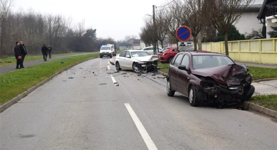 Pijani vozač izazvao sudar u Čakovcu u kojem je ozlijeđena 27-godišnja vozačica Pijani vozač izazvao sudar u Čakovcu u kojem je ozlijeđena 27-godišnja vozačica