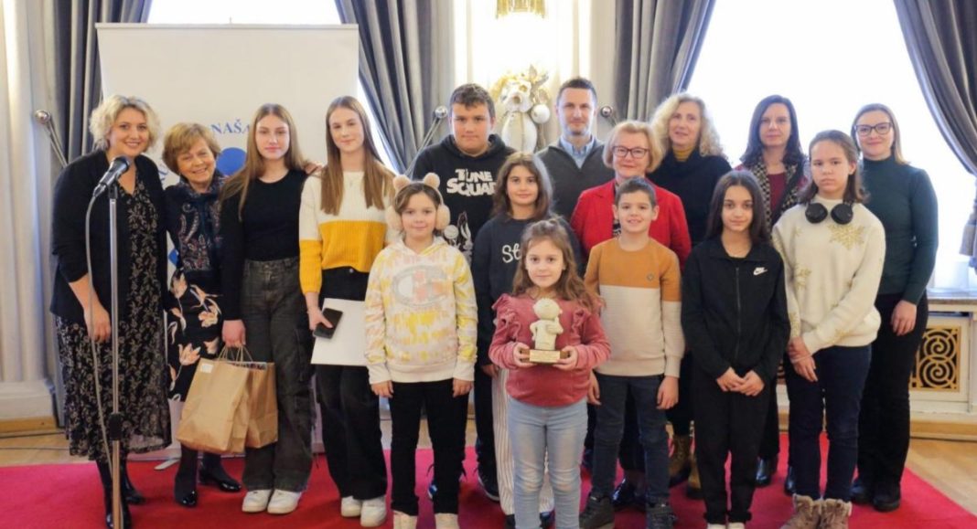 FOTO Dječji forumaši i vijećnici Dječjeg vijeća Grada Čakovca dobitnici Nagrade „Emil Paravina“ za 2024. godinu FOTO Dječji forumaši i vijećnici Dječjeg vijeća Grada Čakovca dobitnici Nagrade „Emil Paravina“ za 2024. godinu