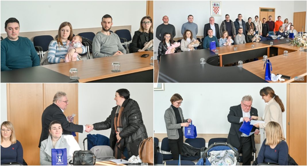 FOTO Posljednji puta ove godine gradonačelnik Kolarek podijelio naknade za novorođene bebe FOTO Posljednji puta ove godine gradonačelnik Kolarek podijelio naknade za novorođene bebe