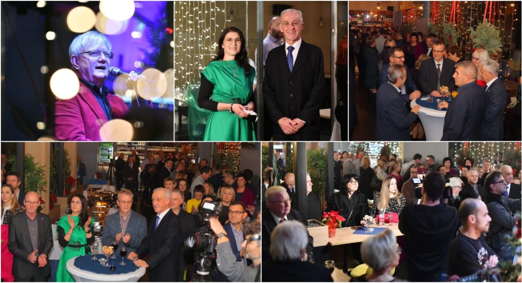 FOTO Božićno novogodišnji prijem gradonačelnice Ljerke Cividini održan u nazočnosti velikog broja uzvanika FOTO Božićno novogodišnji prijem gradonačelnice Ljerke Cividini održan u nazočnosti velikog broja uzvanika