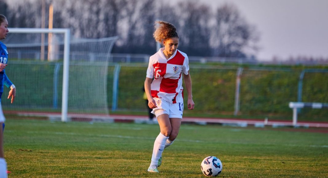 Sa samo 19 godina ostvarila je svoj nogometni san Sa samo 19 godina ostvarila je svoj nogometni san