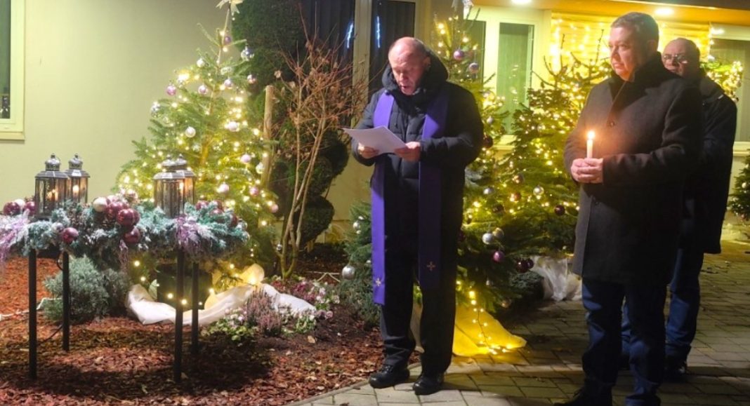 Načelnik Općine Strahoninec Franjo Lehkec rano jutros zapalio četvrtu adventsku svijeću ljubavi! Načelnik Općine Strahoninec Franjo Lehkec rano jutros zapalio četvrtu adventsku svijeću ljubavi!