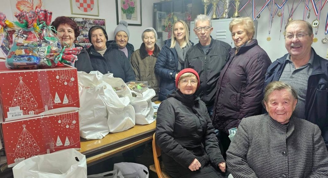 Općina Donji Vidovec starijima od 80 darovala bonove od 30 eura, kalendare i božićne kolačiće Općina Donji Vidovec starijima od 80 darovala bonove od 30 eura, kalendare i božićne kolačiće