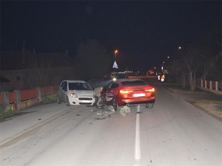 Pod utjecajem alkohola 63-godišnji vozač izazvao nesreću u kojoj su tri osobe ozlijeđene Pod utjecajem alkohola 63-godišnji vozač izazvao nesreću u kojoj su tri osobe ozlijeđene