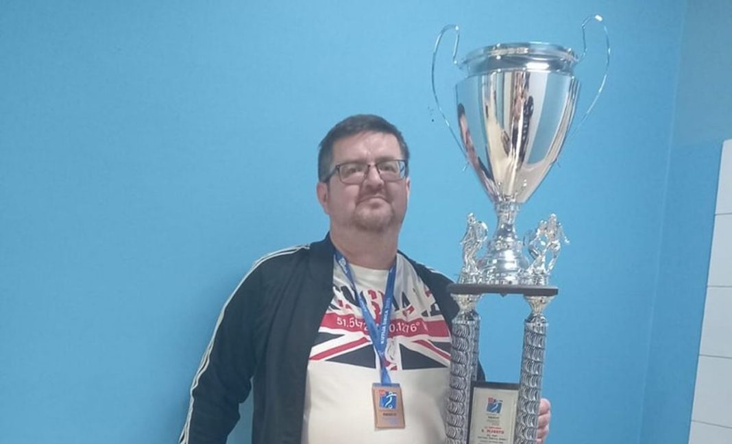 Saša Lesjak s peharom i medaljom oko vrata Saša Lesjak s peharom i medaljom oko vrata