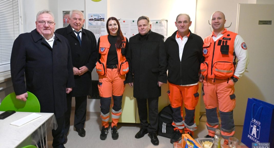 Gradonačelnik Kolarek sa suradnicima obišao djelatnike Hitne pomoći i Policijske postaje Gradonačelnik Kolarek sa suradnicima obišao djelatnike Hitne pomoći i Policijske postaje