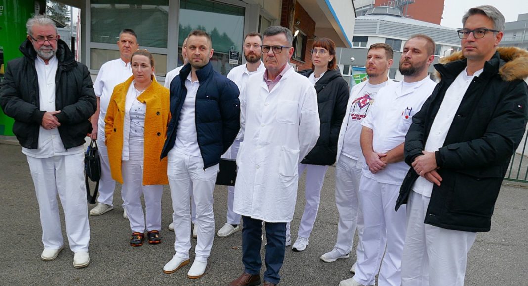 Tražimo hitnu smjenu dr. Roberta Grudića ili da sam podnese ostavku, jer nema podršku kolektiva! Ovako je nemoguće raditi! Tražimo hitnu smjenu dr. Roberta Grudića ili da sam podnese ostavku, jer nema podršku kolektiva! Ovako je nemoguće raditi!