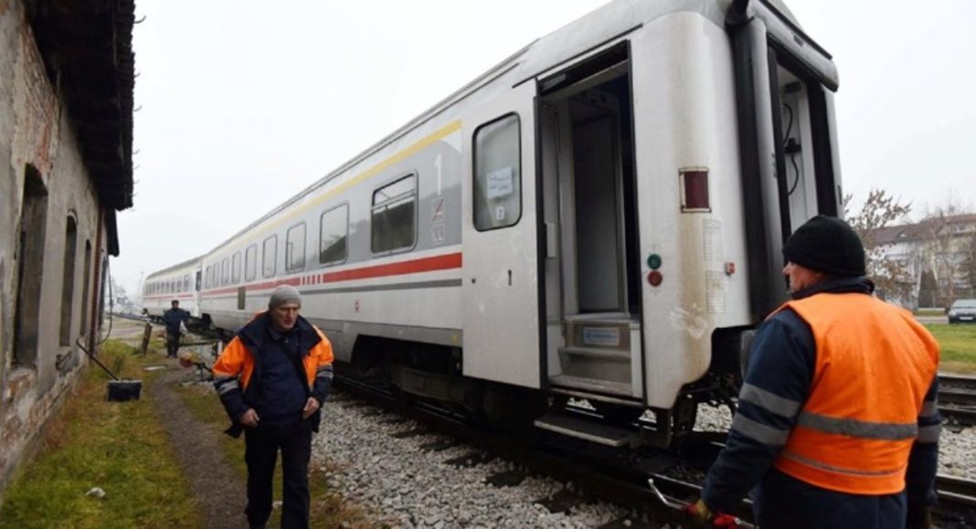 Lokomotiva vlaka iskliznula na kolodvoru. Nema ozlijeđenih, promet prekinut Lokomotiva vlaka iskliznula na kolodvoru. Nema ozlijeđenih, promet prekinut