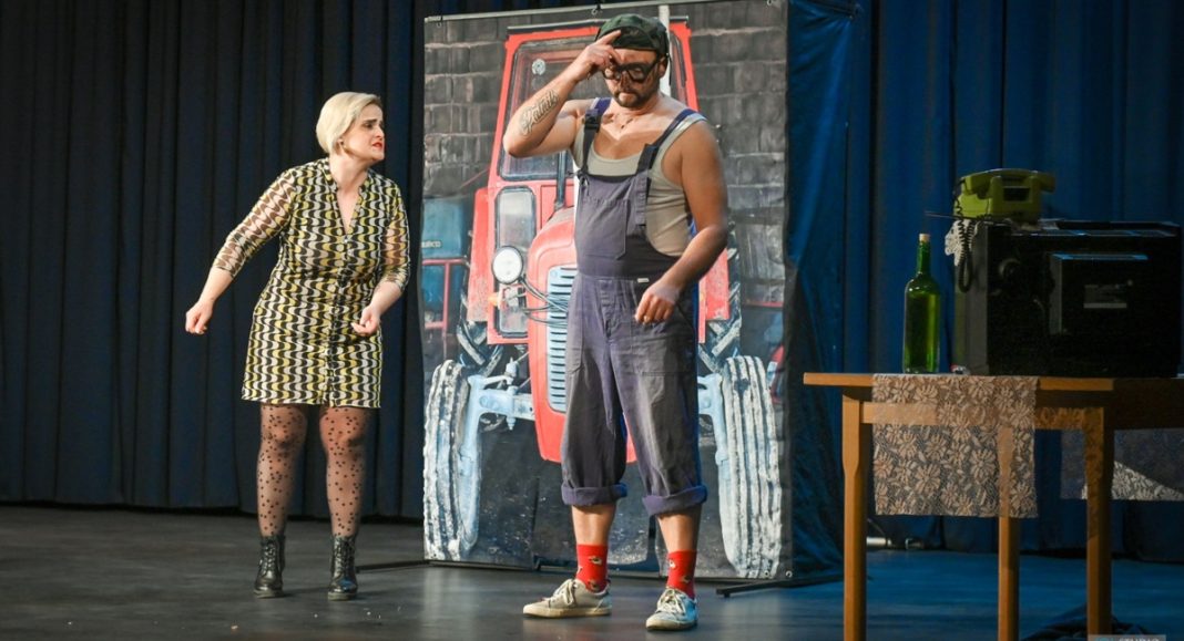 FOTO Alex i Bara sa predstavom “Bankrot” ponovno nasmijali Prelog FOTO Alex i Bara sa predstavom “Bankrot” ponovno nasmijali Prelog