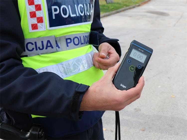 Međimurska policija će ovog vikenda pojačano nadzirati vozače koji upravljaju vozilima pod utjecajem alkohola Međimurska policija će ovog vikenda pojačano nadzirati vozače koji upravljaju vozilima pod utjecajem alkohola