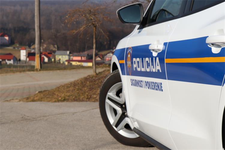 Rovinjski policajac spriječio dvije žene da pobjegnu s ukradenim novcem Rovinjski policajac spriječio dvije žene da pobjegnu s ukradenim novcem