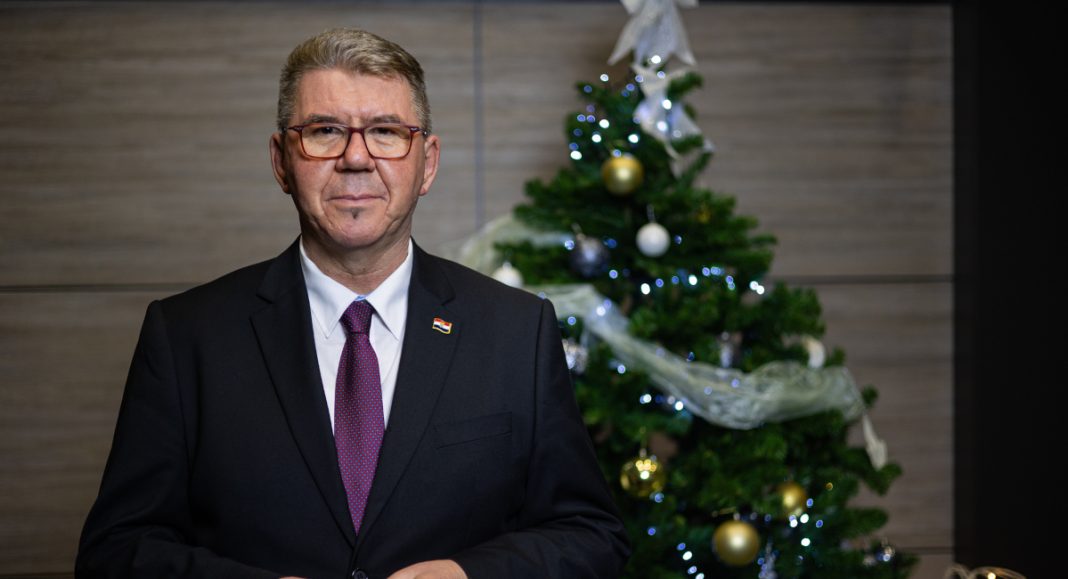 Gradonačelnik Dražen Srpak: ‘Neka Vam godina koja dolazi donese zdravlja, ljubavi i blagostanja’ Gradonačelnik Dražen Srpak: ‘Neka Vam godina koja dolazi donese zdravlja, ljubavi i blagostanja’