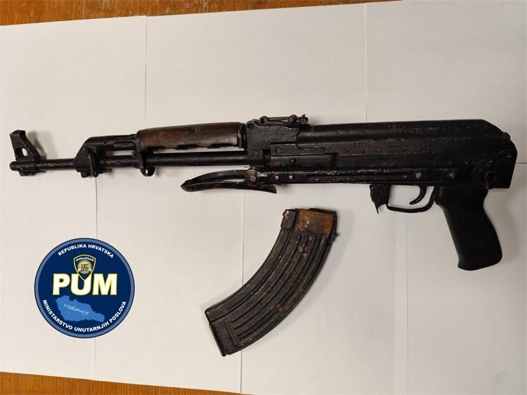 Policajci tijekom pretresa kuće u Kuršancu kod 38-godišnjaka pronašli automatsku pušku Policajci tijekom pretresa kuće u Kuršancu kod 38-godišnjaka pronašli automatsku pušku
