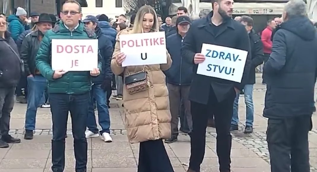 VIDEO Počeo prosvjed za kirurge na Trgu Republike u Čakovcu VIDEO Počeo prosvjed za kirurge na Trgu Republike u Čakovcu